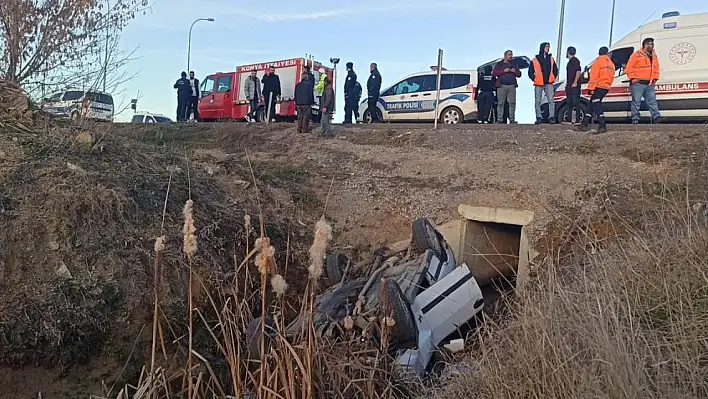 Otomobil sulama kanalına devrildi: 3 yaralı