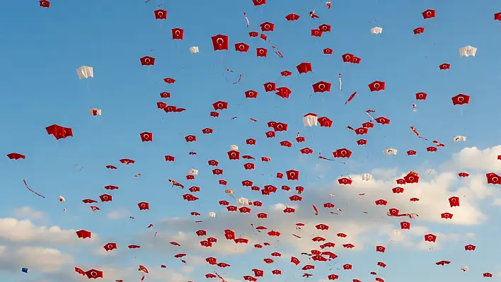 Konya'da Gökyüzü Renklendi: Selçuklu Seyir Tepesi'nde Uçurtma Şenliği Başladı