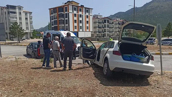 Seydişehir'de iki otomobil çarpıştı: 5 yaralı