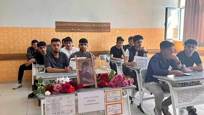Sırası Boş Kalan Arkadaşlarını Unutmadılar: En Hüzünlü Karne