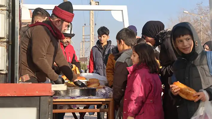 'Şivlilik' diye gelen çocuklara döner ve ekmek arası kavurma ikram ettiler