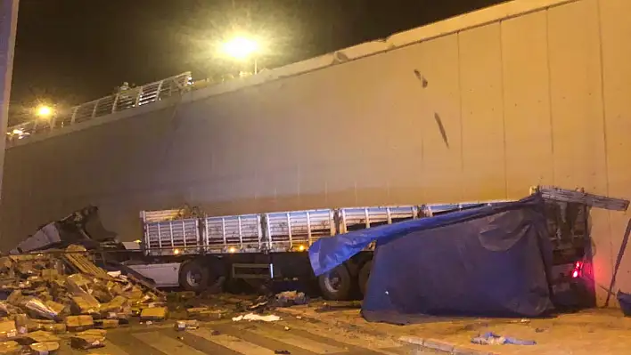 Sondakika: Konya'da TIR Üst Geçitten Alt Geçide Düştü