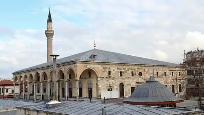 Konya'da Tüm Camilerde Yangınlar ve Şehitler İçin Eller Semaya Açıldı