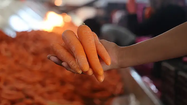 Türkiye'nin Havuç Ambarı'nda Yük Kadınların Omuzlarında