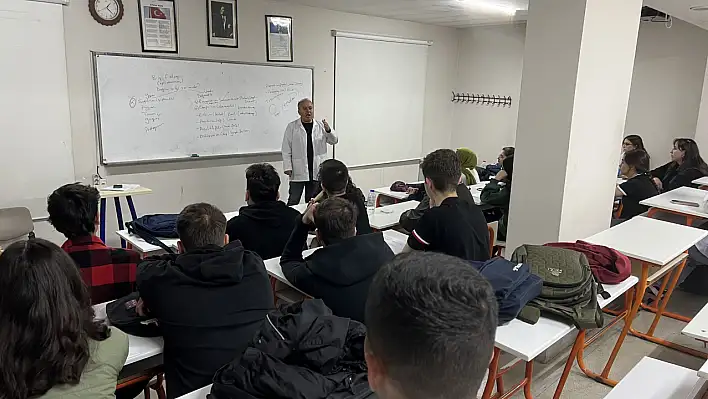 Uzman isim Konya'dan uyardı: Sosyal medya tuzaklarına dikkat!