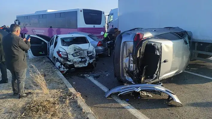 Van'da Zincirleme Kazada Can Pazarı 1 ölü 4'ü ağır 51 yaralı