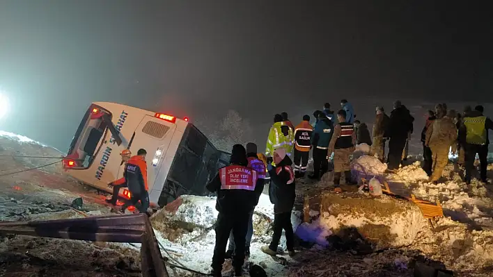 Yolcu otobüsü kaza yaptı: Çok sayıda ölü ve yaralı var!