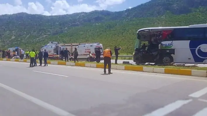 Yolcu Otobüsü, Yol Temizleme Aracına Arkadan Çarptı: 1 Ölü, 15 Yaralı