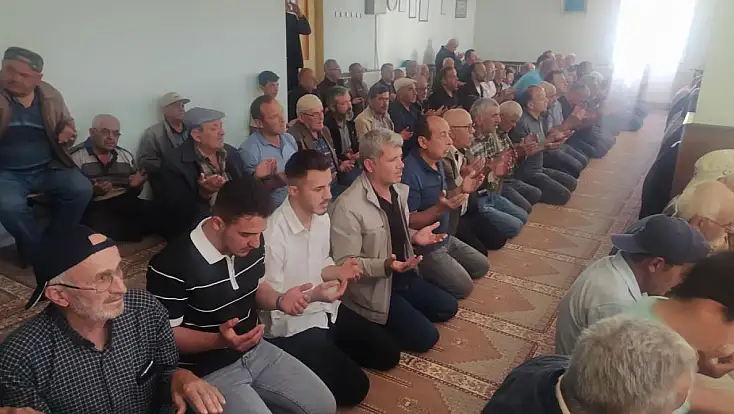 Beyşehir’de çiftçiler yağmur duasına çıktı