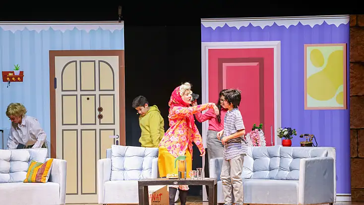 Çocuk Tiyatro Topluluğu’ndan Eğlence Dolu Tiyatro Gösterisi