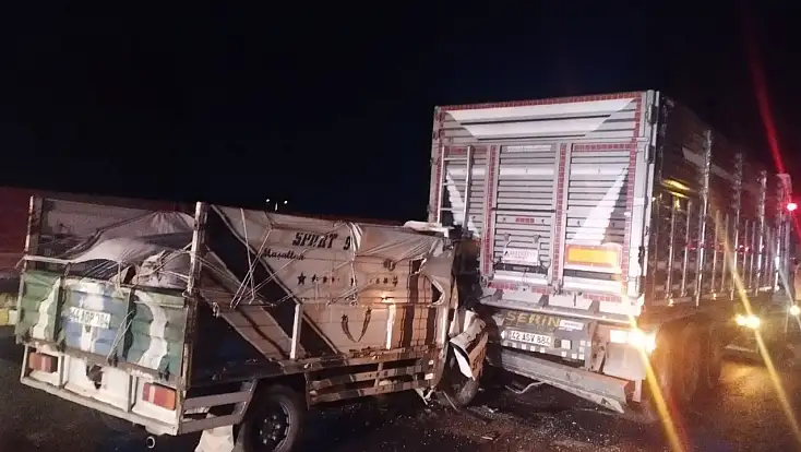 Işıklarda Bekleyen Tıra Arkadan Çarpan Kamyonet Sürücüsü Ağır Yaralandı