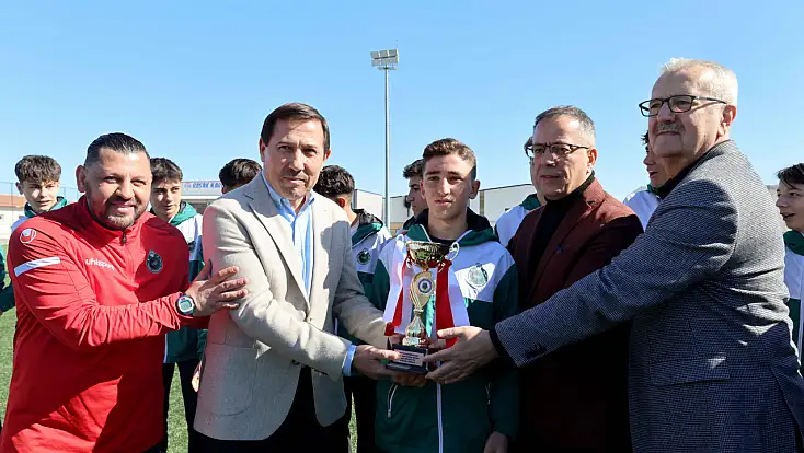 Konya şampiyonu u16 takımı şampiyonluk kupasını kaldırdı
