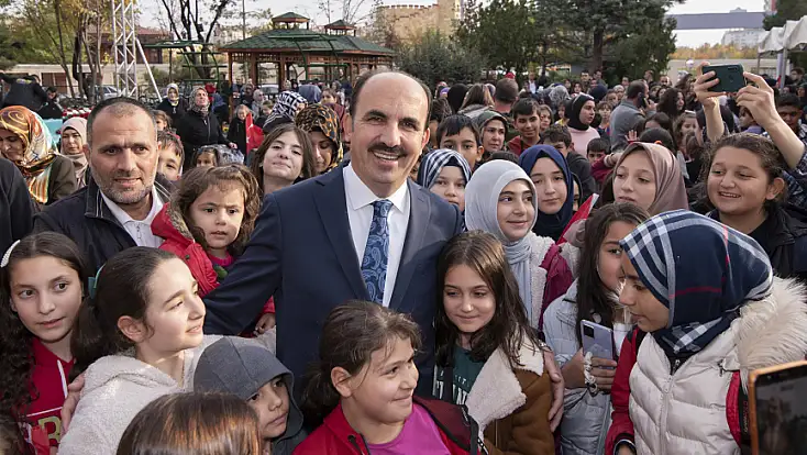 Başkan Altay Karne Alan Öğrencileri Tebrik Etti