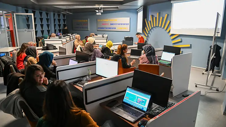 Selçuklu’Da Öğretmenlere Yönelik Uygulamalı Yapay Zekâ Okuryazarlığı Atölyeleri Başladı