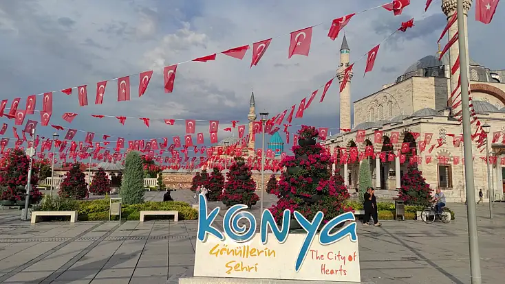 Mevlana Meydanı Çiçek Açtı: Konya'nın Kalbi Rengarenk Oldu