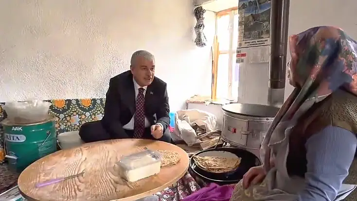 Protokolü Bir Kenara Bıraktı, Sofraya Oturarak Halkın Sevgisini bir kez daha kazandı.