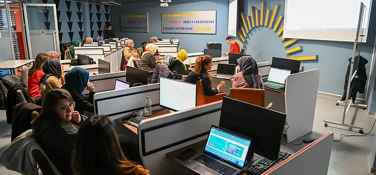 Selçuklu'Da Öğretmenlere Yönelik Uygulamalı Yapay Zekâ Okuryazarlığı Atölyeleri Başladı