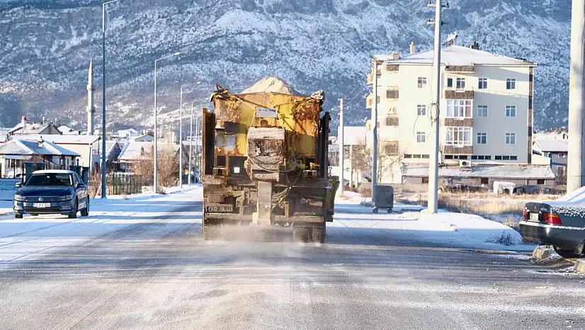 Belediye Ekiplerinden Buzlanmaya Karşi Solüsyon Çalişmasi