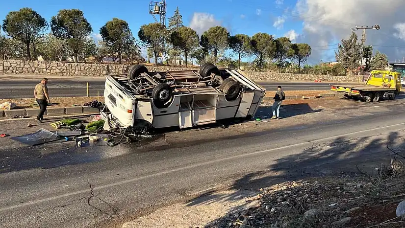 İşçileri taşıyan servis devrildi: Yüreklerin ağza geldiği kazada facia yaşandı!