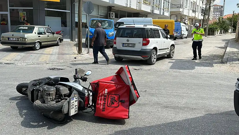 Karaman'da Otomobilin Çarptığı Motokurye Yola Savruldu: 1 Yaralı