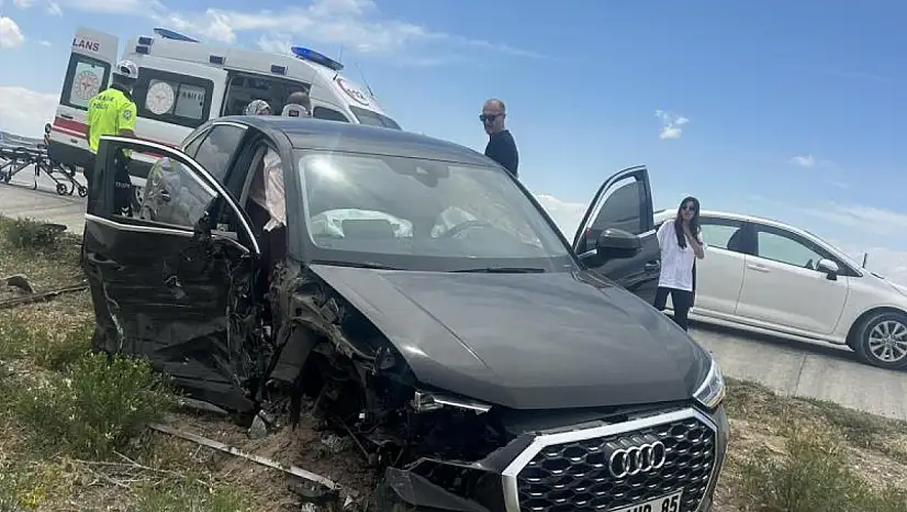 Karapınar'da otomobil kamyona çarptı: 2 yaralı