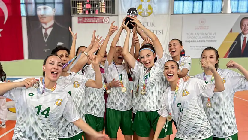 Selçuk Üniversitesi Kadın Futsal Takımı'ndan büyük başarı: Şampiyon oldu!