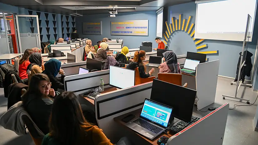 Selçuklu'Da Öğretmenlere Yönelik Uygulamalı Yapay Zekâ Okuryazarlığı Atölyeleri Başladı