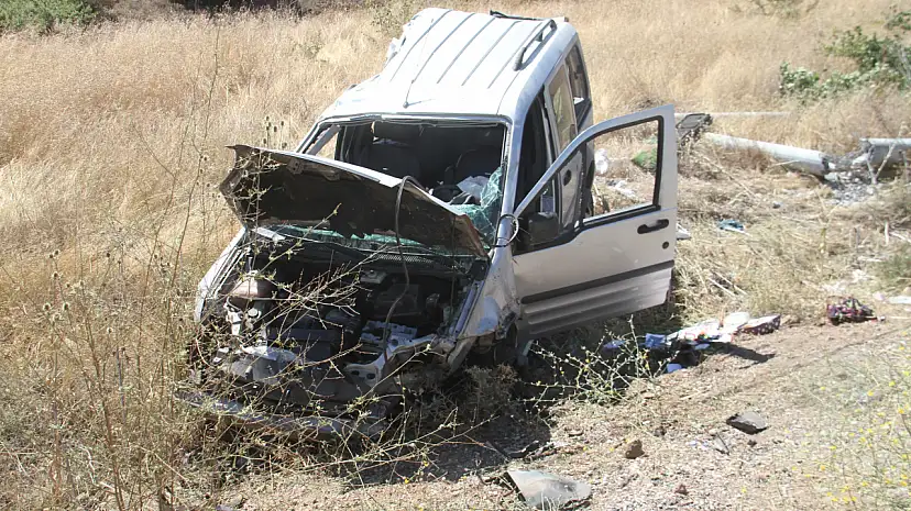 Beyşehir-Antalya Yolunda Feci Kaza: Önce Ağaca Sonra Direğe Çarpan Araçta 5 Kişi Yaralandı, 1'i Ağır