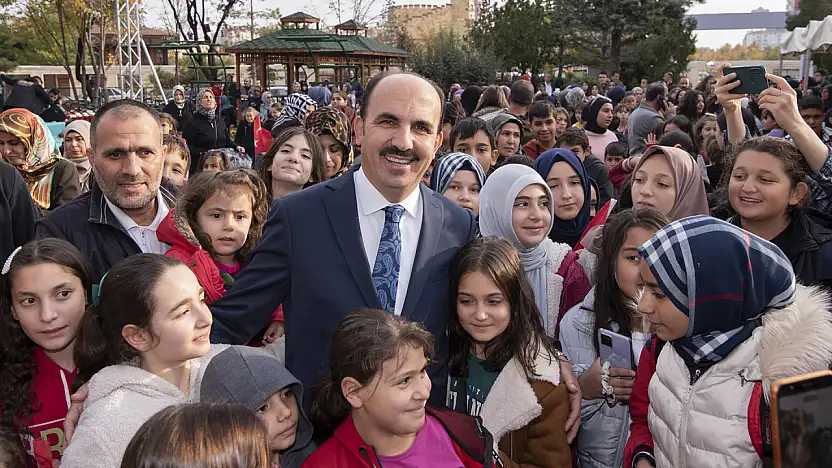 Başkan Altay Karne Alan Öğrencileri Tebrik Etti