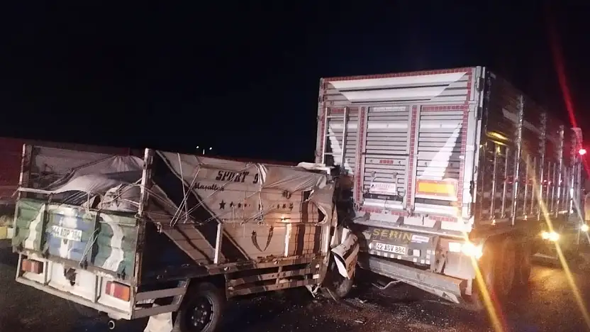 Işıklarda Bekleyen Tıra Arkadan Çarpan Kamyonet Sürücüsü Ağır Yaralandı