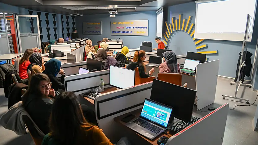 Selçuklu'Da Öğretmenlere Yönelik Uygulamalı Yapay Zekâ Okuryazarlığı Atölyeleri Başladı