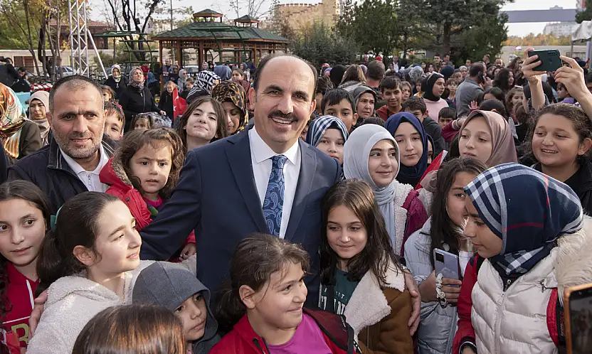 Başkan Altay Karne Alan Öğrencileri Tebrik Etti