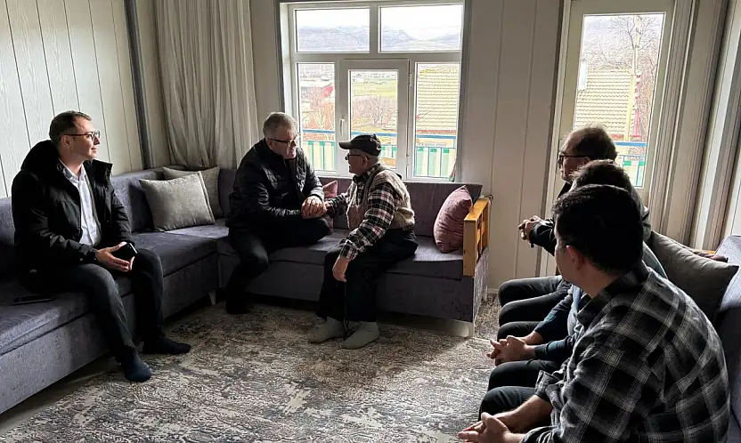 Başkan Ustaoğlu'ndan evi yanan aileye ziyaret