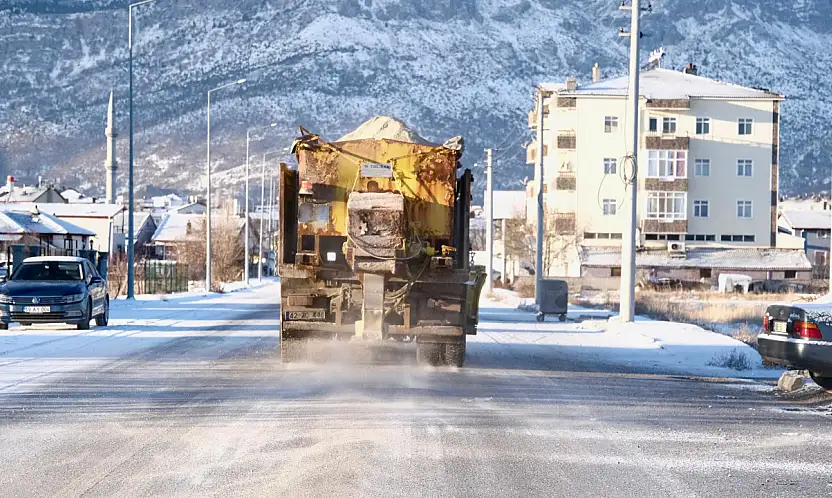 Belediye Ekiplerinden Buzlanmaya Karşi Solüsyon Çalişmasi