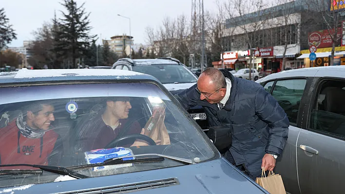 Başkan Kavuş ve gençler, trafikteki vatandaşlara iftariyelik dağıttı