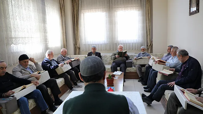 Emeklilerden büyük azim! Karatay'da Kur'an-ı Kerim derslerine yoğun ilgi