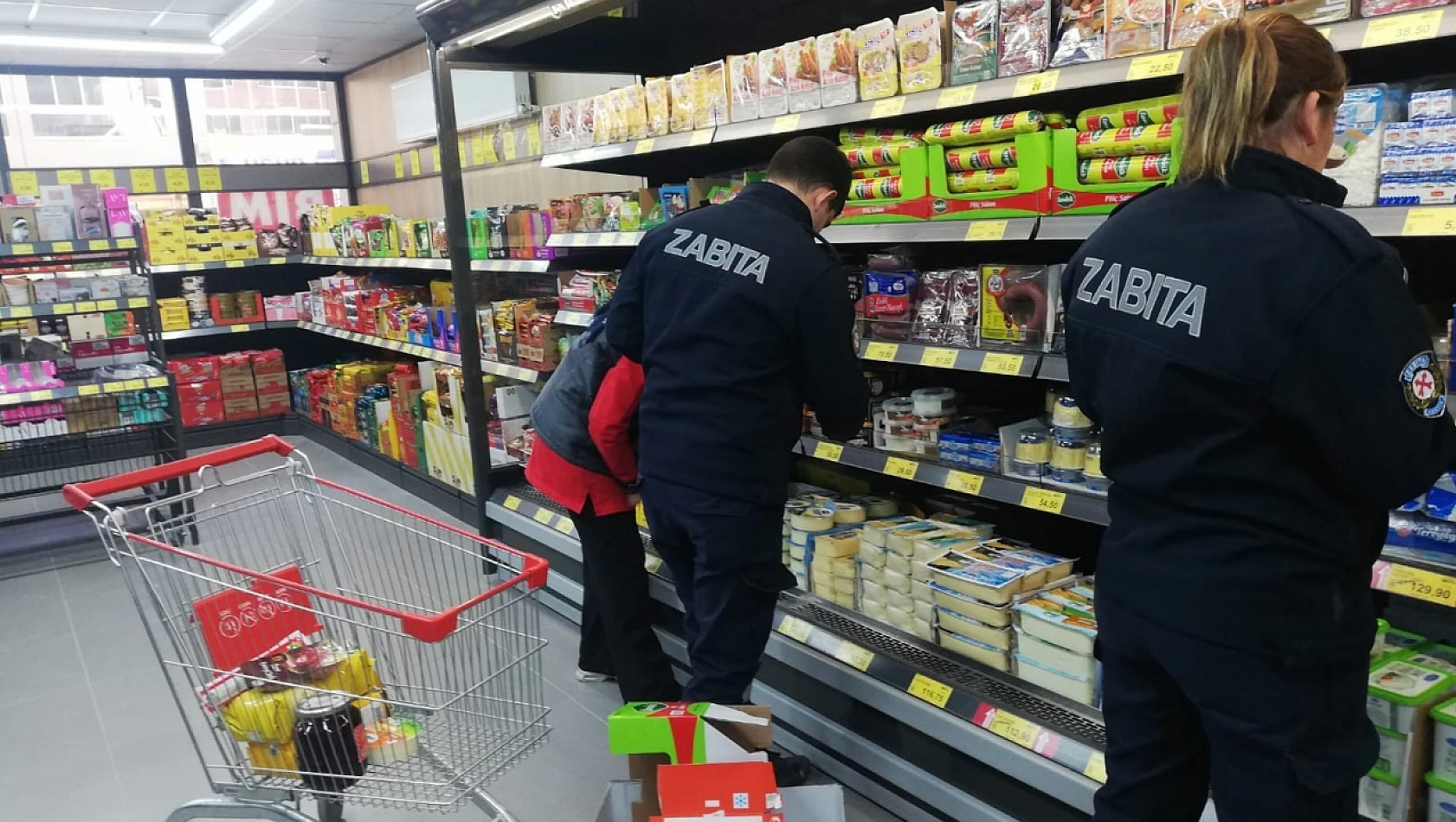 Kulu'da zincir marketler denetlendi