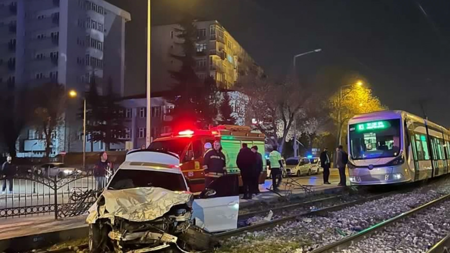 Konya'da otomobil tramvay hattına girdi | seferler durdu