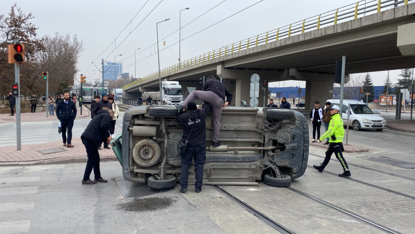 Konya'da otomobil tramvay yoluna devrildi, seferler aksadı