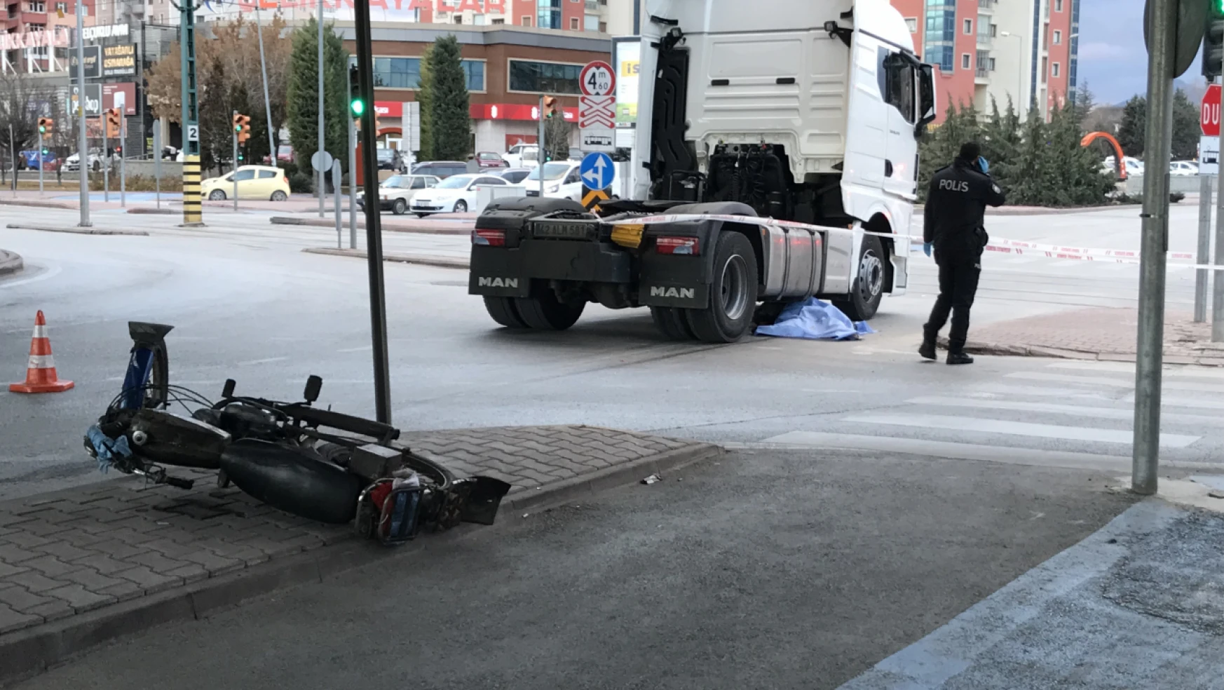 Konya'da tırın altında kalan motosiklet sürücüsü hayatını kaybetti