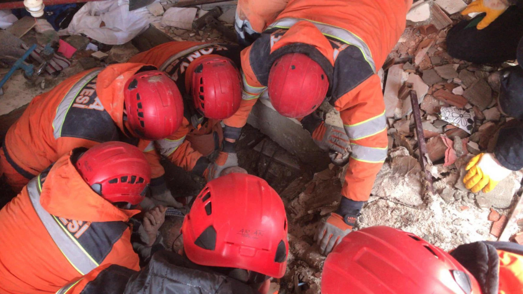 Konya ekipleri 88 saat sonra 5 kişilik aileyi sağ kurtardı