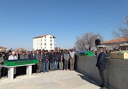 Kazada ölen anne- baba ve 27 günlük bebekleri toprağa verildi