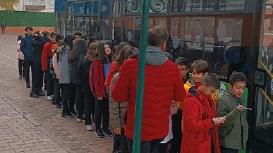 Öğrencilere Toplu Taşıma Kuralları Eğitimi Veriliyor