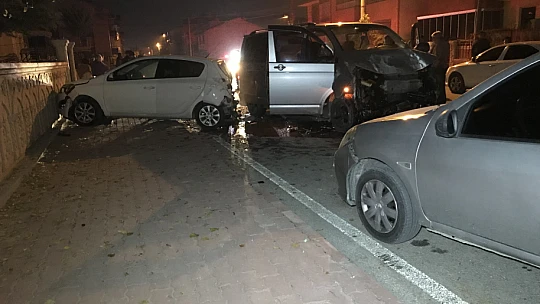 Konya'da polisten kaçarken araçlara çarptı kaçmaya devam etti
