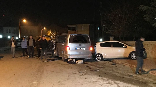 Konya'da polisten kaçarken araçlara çarptı kaçmaya devam etti