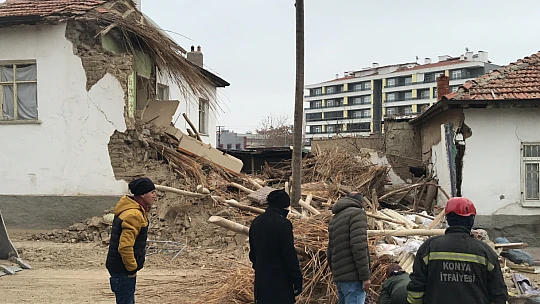 Konya merkezde ev çöktü