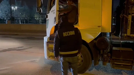 Baba ve oğlu kaçakçılık yaparken yakalandı