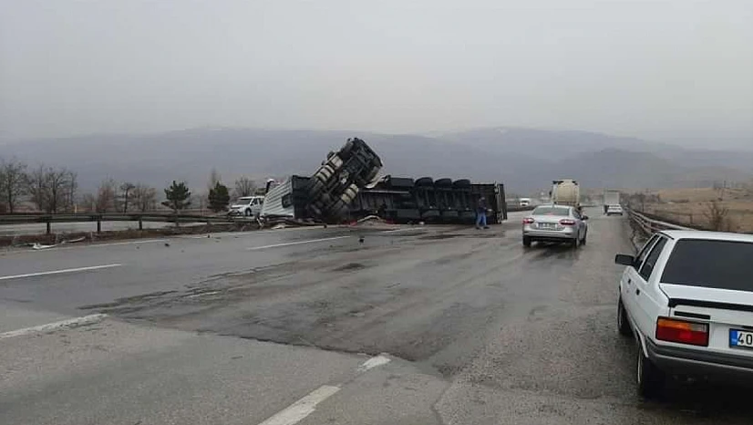 Devrilen TIR'ın şoförü yaralandı